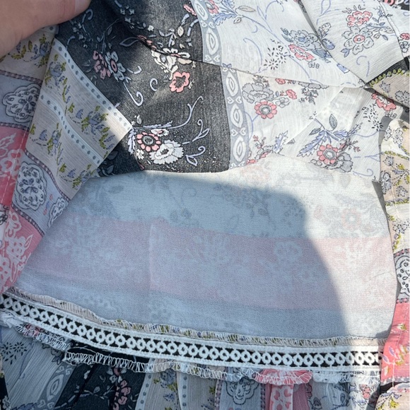 CLEARANCE Women’s Small Flowy V-Neck Floral Blouse - Picture 8 of 11